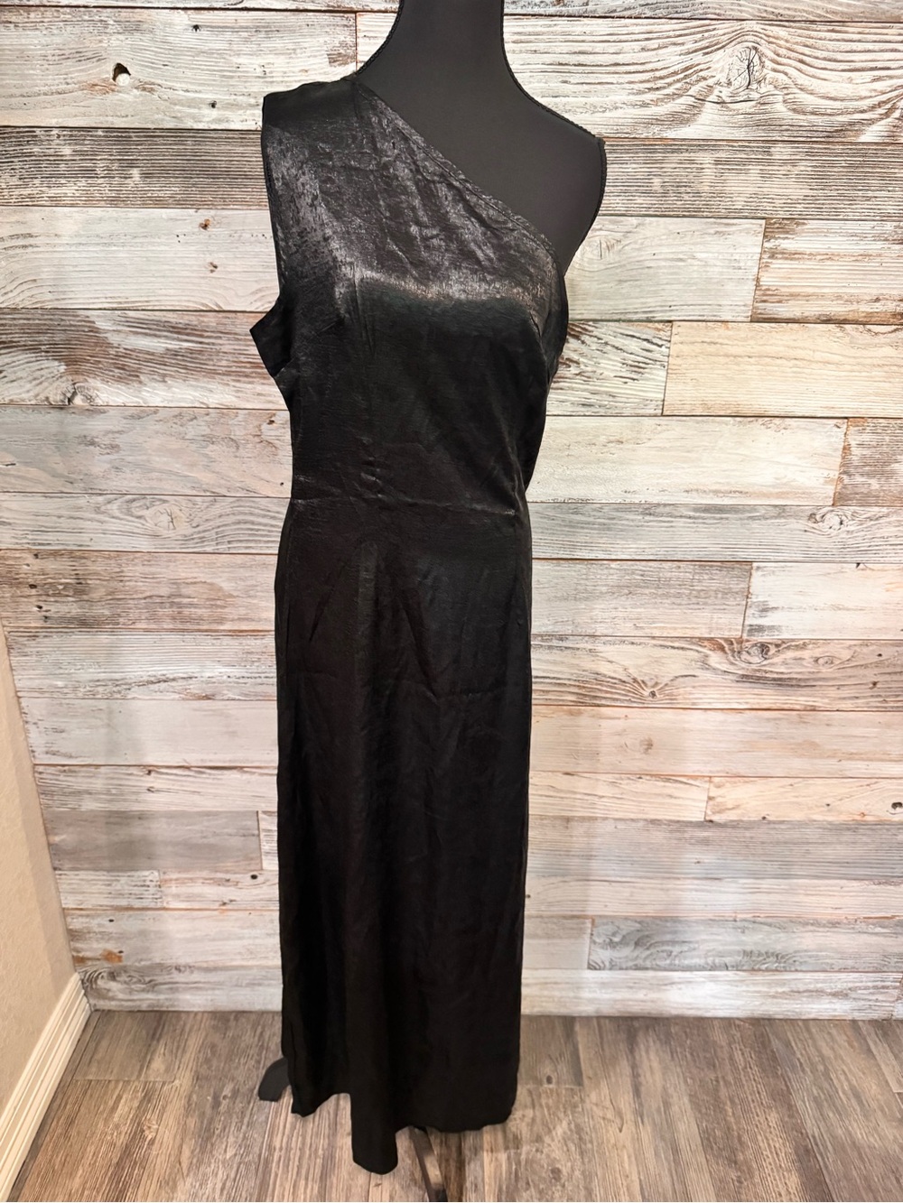 One-Shoulder Black Satin Evening Gown - Sleek Formal Dress
